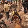 Des enfants cherchent de l'or dans le village de Luhihi, dans la province du Sud-Kivu, en République démocratique du Congo.