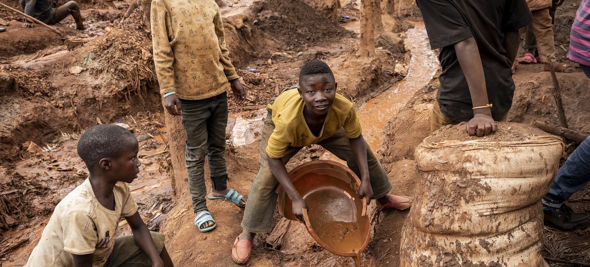 在刚果(金)南基伍省卢希希村，儿童正在进行开采黄金的作业。