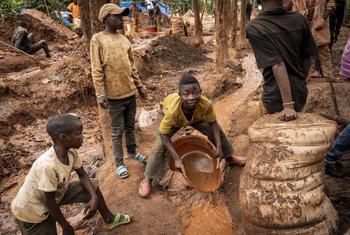 在刚果(金)南基伍省卢希希村，儿童正在进行开采黄金的作业。