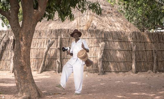 Lamine Keita, al maaruf Takatiti akiwa na ngoma na kipaza sauti anavyotumia katika kuhamasisha wazazi na walezi kupeleka watoto wao kupata chanjo.