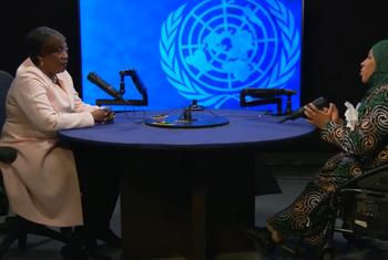 Abeida Rashid Abdallah (kulia), Katibu Mkuu Wizara ya Maendeleo ya jamii, jinsia wazee na watoto ya kisiwani Zanzibar akizungumza na Flora Nducha (kushoto) hivi karibununi akiwa kwenye Makao Makuu ya Umoja wa Mataifa kushiriki mkutano wa 69 wa kamisheni …