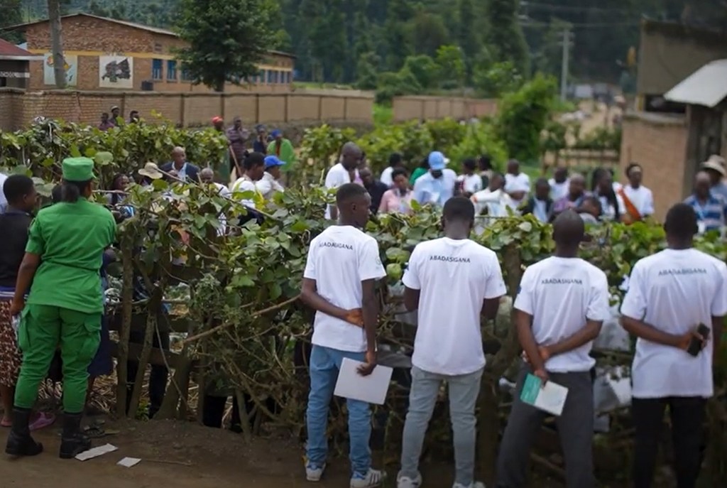 Kundi la wakulima katika shamba moja nchini Rwanda wanafunzwa na maafisa kutoka FAO kama sehemu ya mradi wa ACP MEAs 3.
