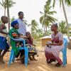 Janet Bahati, Mjitolea wa Ulinzi wa Mtoto, anatembelea familia ya Katana katika Kijiji cha Kiringo, kaunti ya Kilifi, Kenya.