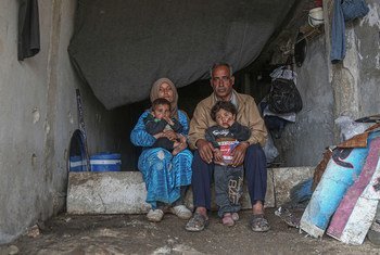 सीरिया के इदलिब में एक परिवार, क्षतिग्रस्त स्कूल में रहने के लिये मजबूर है.