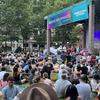 أناس يحضرون حفلا موسيقيا في متنزه براينت في نيويورك.