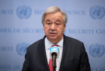 संयुक्त राष्ट्र महासचिव एंतोनियो गुटेरेश न्यूयॉर्क स्थित यूएन मुख्यालय में रूसी महासंघ के निर्णय के बाद की स्थिति पर पत्रकारों को जानकारी दे रहे हैं. 