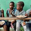 हेती में बच्चे WFP के स्कूल भोजन कार्यक्रम के हिस्से के रूप में प्रदान किया गया भोजन खाते हुए.