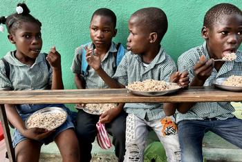 हेती में बच्चे WFP के स्कूल भोजन कार्यक्रम के हिस्से के रूप में प्रदान किया गया भोजन खाते हुए.