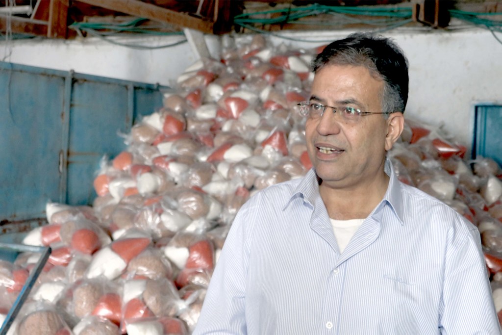 M. Adnan Abu Hasna, conseiller média à l'UNRWA, lors de sa visite au centre de distribution de nourriture dans un camp de réfugiés à Gaza.