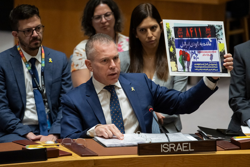 جلعاد إردان الممثل الدائم لإسرائيل لدى الأمم المتحدة، يتحدث أمام مجلس الأمن الدولي، رافعا صورة قال إنها لساعة رقمية في طهران"تظهر عدد الأيام المتبقية حتى يتم تدمير إسرائيل عام 2040"