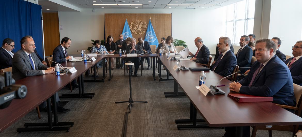 António Guterres (au centre) lors d'une réunion informelle sur Chypre, à New York. De gauche à droite : Georgios Gerapetritis, ministre grec des affaires étrangères ; Nikos Christodoulides, leader chypriote grec ; Romarin DiCarlo ; María Angela Holguín C…