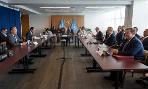 El Secretario General António Guterres (centro) en una reunión informal sobre Chipre. 