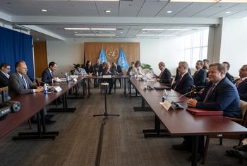 El Secretario General António Guterres (centro) en una reunión informal sobre Chipre. 