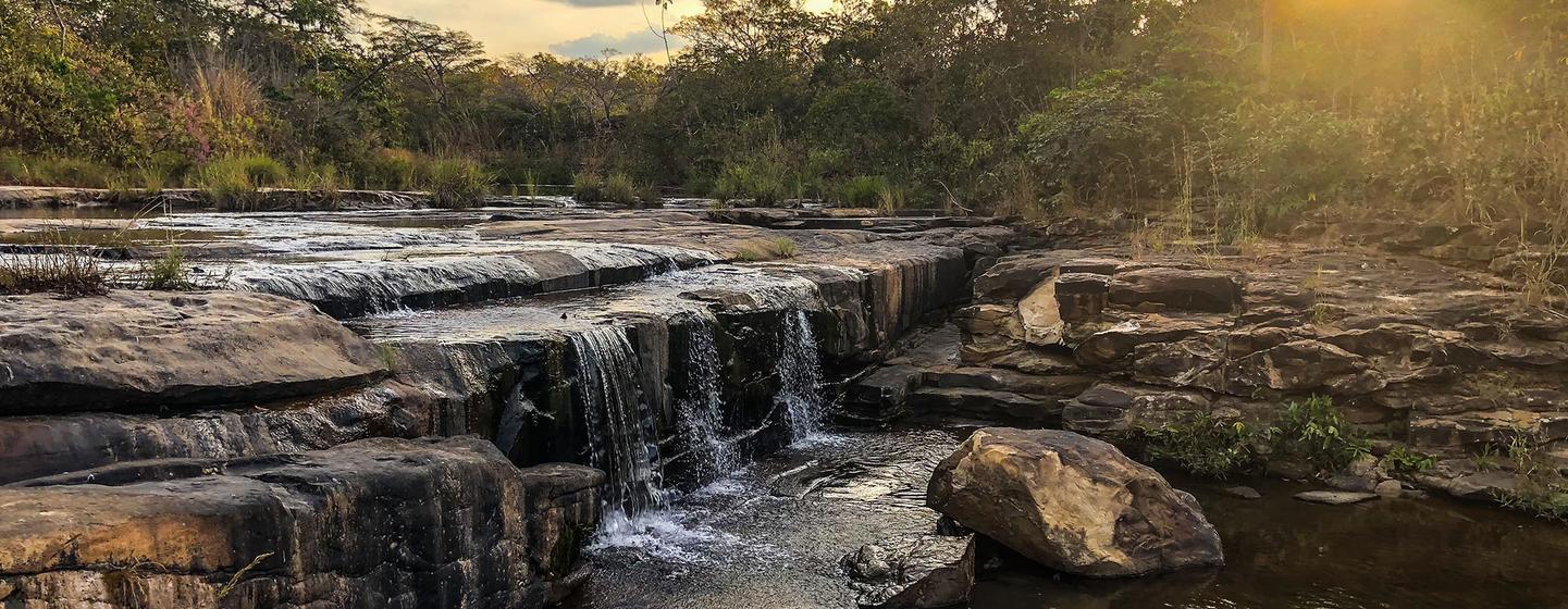 Au Brésil, le canyon de la rivière Peruaçu se distingue par ses formations karstiques et ses grottes ornées de peintures rupestres. 