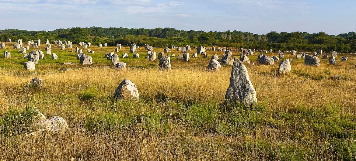 Les célèbres alignements de mégalithes de Carnac, en Bretagne, France, ont été reconnus pour leur valeur archéologique exceptionnelle. 