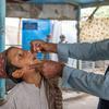 अफ़ग़ानिस्तान में तोर्खम बॉर्डर पर एक बालक को यूनीसेफ़ समर्थित स्वास्थ्यकर्मी द्वारा पोलियो की बूंदें दी जा रही हैं.