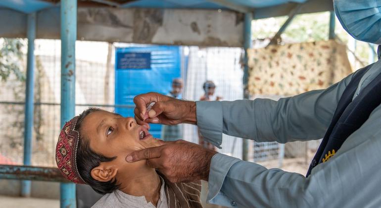 On the Torakham border of Afghanistan, a child is being given to a child by UNICEF's health worker.