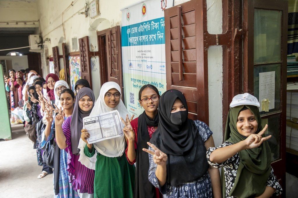 बांग्लादेश के एक स्कूल में लड़कियां एचपीवी वैक्सीन लगवाने के लिए कतार में इंतजार कर रही हैं।