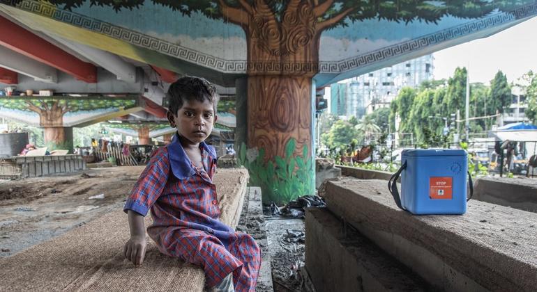 कम आय वाले परिवारों में आमदनी का नुक़सान, डर, भ्रान्तियाँ और प्रवास जैसी चुनौतियाँ आज भी टीकाकरण में रुकावट बनी हुई हैं.