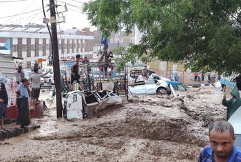 تسببت الأمطار الغزيرة في حدوث فيضانات وانهيارات أرضية في عدة محافظات في اليمن. (الأرشيف)