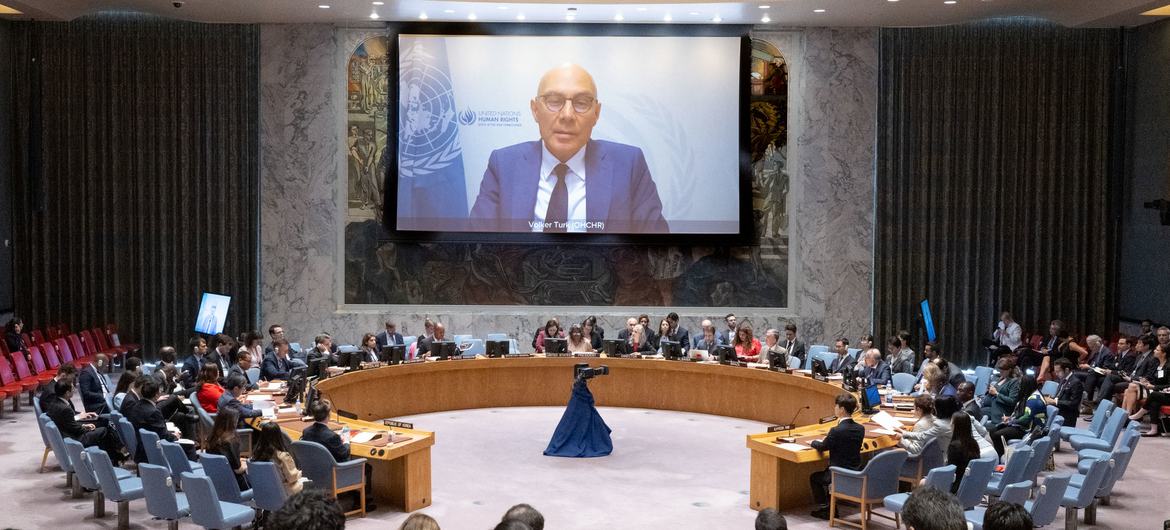 Volker Türk (à l'écran), Haut-Commissaire des Nations Unies aux droits de l'homme, devant le Conseil de sécurité.