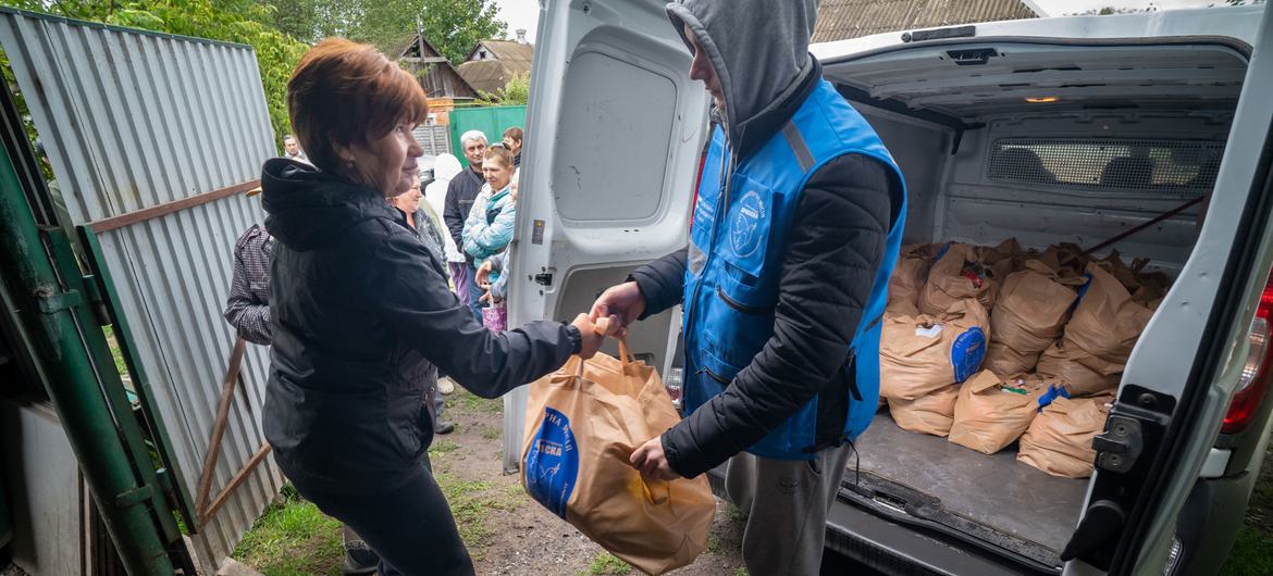 Доставка гуманитарной помощи в Украине.