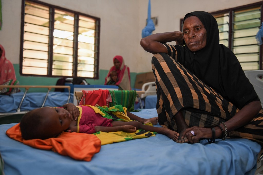 Mama akimwangalia mwanae mwenye utapiamlo katika hospitali ya wilaya ya Luuq nchini Somalia.