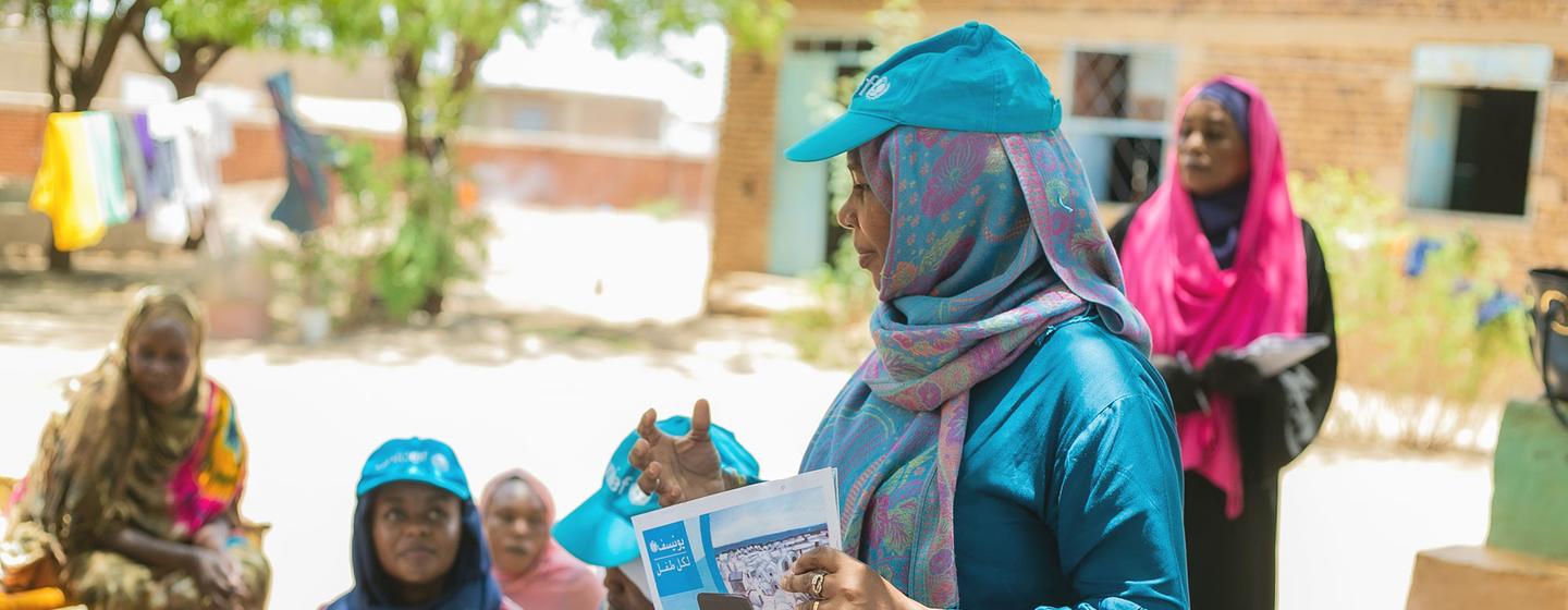 Une experte de l'UNICEF sur l'exploitation et les abus sexuels informe des personnes déplacées à un point de rassemblement à Wad Madani, dans le centre-est du Soudan.