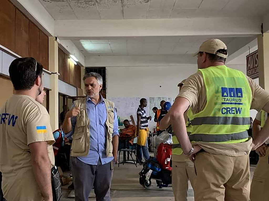 Pedro Matos wa WFP akizungumza na wafanyakazi wa Air Taurus ndani ya kituo cha misaada huko Beira.