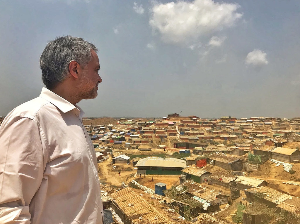 Mwanamume akiangalia makazi ya wakimbizi wa Rohingya huko Kutupalong, Bangladesh