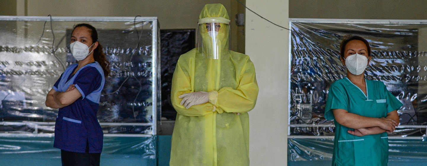 Aux Philippines, une médecin vêtue d'une combinaison de protection complète dirige un groupe de professionnels de la santé bénévoles s'occupant de patients atteints de la Covid-19 et de personnes faisant l'objet d'une enquête dans un hôpital