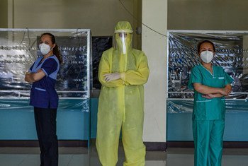 फ़िलिपींस के एक सामुदायिक अस्पताल में स्वास्थ्यकर्मी निजी बचाव के लिये पोशाक पहन कर मरीज़ों की जाँच करते हैं. 