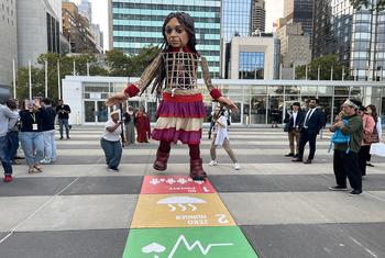 "أمل الصغيرة" هي دمية عملاقة تجسد فتاة لاجئة من سوريا. وقد زارت مقر الأمم المتحدة في نيويورك.