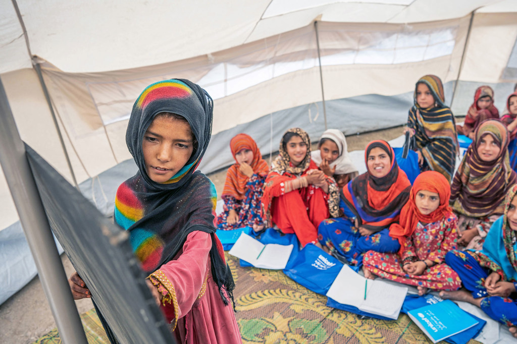 阿富汗毁灭性地震的幸存者在帕克蒂卡省加延区联合国儿童基金会支持的社区教育中心上课。