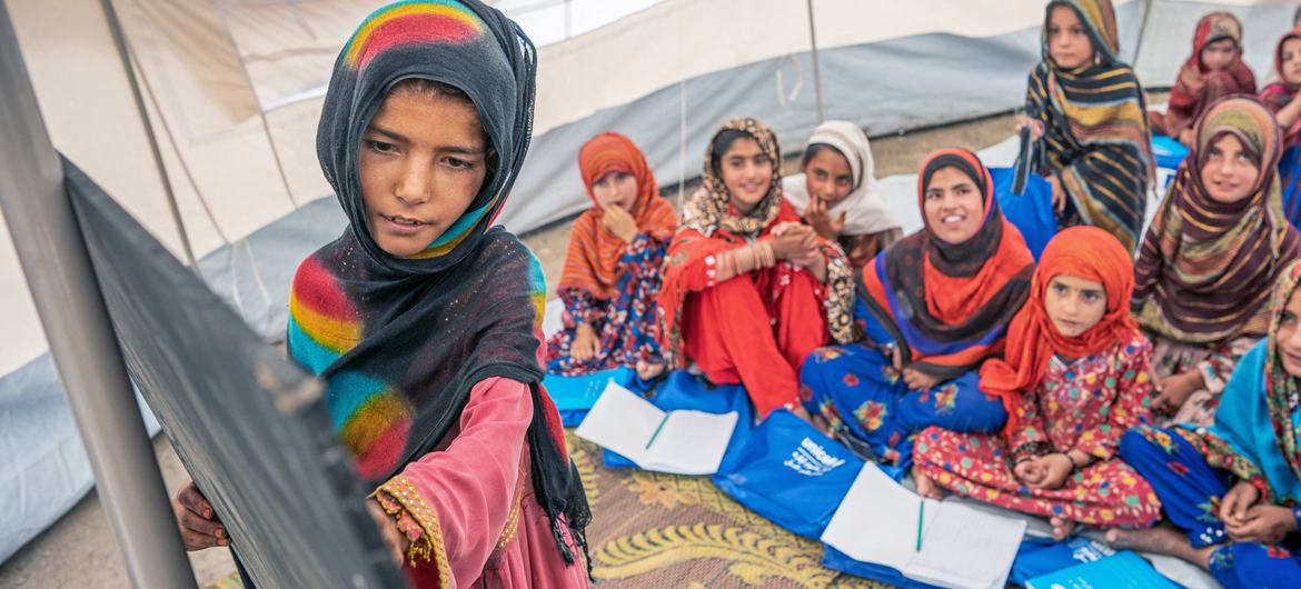 Afganistan'da yıkıcı bir depremden kurtulanlar, Paktika Eyaleti, Gayan İlçesindeki UNICEF tarafından desteklenen bir toplum eğitim merkezindeki derslere katılıyor.