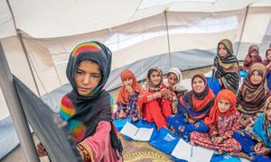 Sobreviventes de um terremoto devastador no Afeganistão assistem às aulas em um centro educacional comunitário apoiado pelo Unicef no distrito de Gayan, província de Paktika.