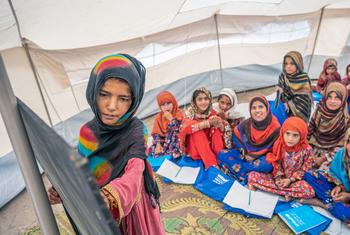 فتيات ناجيات من الزلزال المدمر في أفغانستان داخل فصل دراسي في مركز تعليمي مجتمعي تدعمه اليونيسف في منطقة غيان، مقاطعة باكتيكا.  