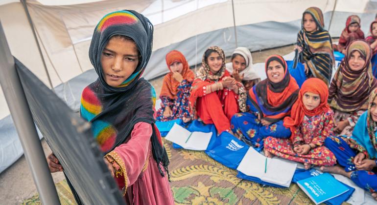 Sobreviventes de um terremoto devastador no Afeganistão assistem às aulas em um centro educacional comunitário apoiado pelo Unicef no distrito de Gayan, província de Paktika.