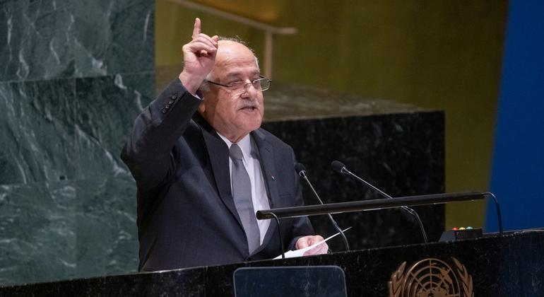 اقوام متحدہ میں فلسطین کے مستقل سفیر ریاض منصور نے قرارداد پیش کرتے ہوئے خطاب کر رہے ہیں۔