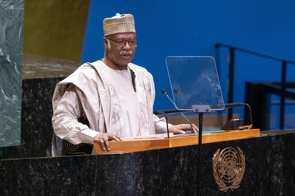 Председатель ГА Филемон Янг на трибуне Генассамблеи.