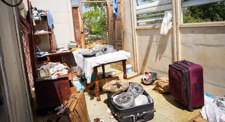 Uma casa destruída durante o furacão Beryl na Jamaica.