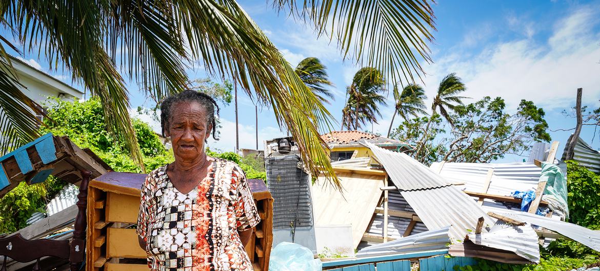 Emely Becandan fica ao lado de sua casa destruída pelo furacão Beryl Emely Becandan fica ao lado de sua casa destruída pelo furacão Beryl