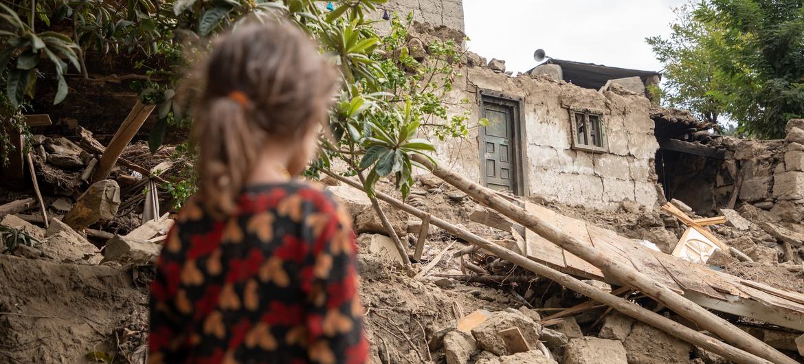 Una niña de seis años mira las ruinas de su hogar, destruido en el terremoto del 31 de agosto en el este de Afganistán.