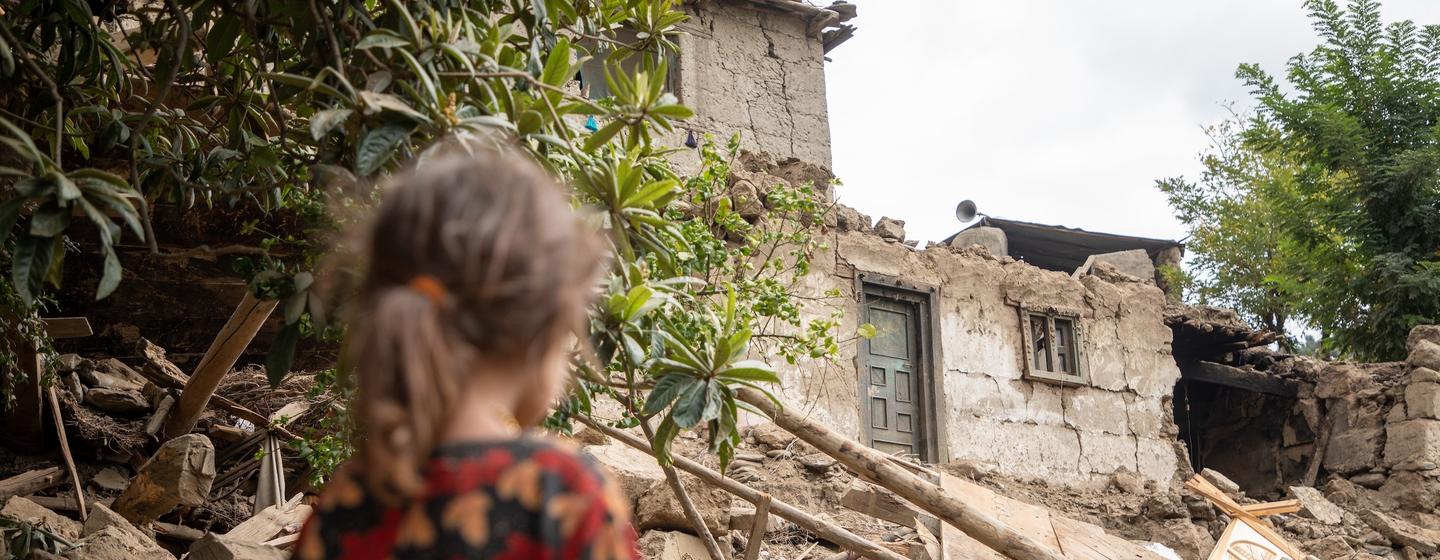 Une fillette de six ans contemple les ruines de sa maison, détruite lors du tremblement de terre qui a frappé l'est de l'Afghanistan le 31 août.