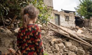 Una niña de seis años mira las ruinas de su hogar, destruido en el terremoto del 31 de agosto en el este de Afganistán.