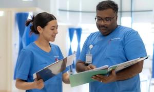 Dos profesionales de la salud trabajando.