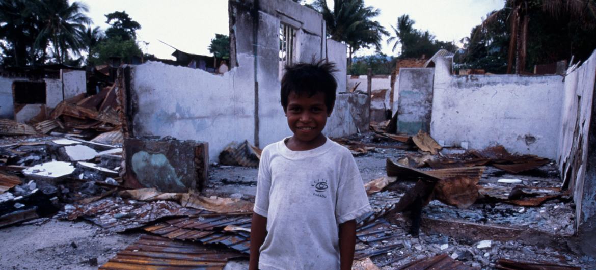 A casa deste menino foi destruída durante os ataques da milícia após a votação de 30 de agosto sobre autodeterminação (Outubro-novembro de 1999) A casa deste menino foi destruída durante os ataques da milícia após a votação de 30 de agosto sobre autodeterminação (Outubro-novembro de 1999)