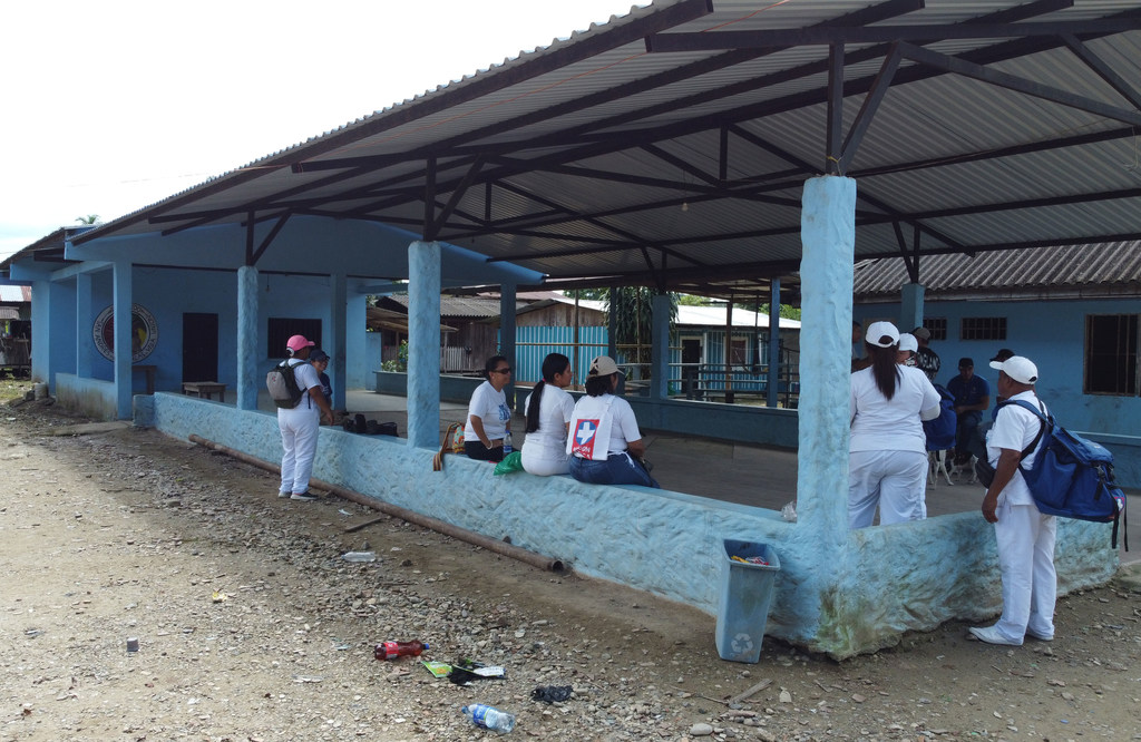 Personal sanitario de la OPS llega a la reserva indígena de Las Vegas en Puerto Caicedo, Putumayo, Colombia, para una campaña de vacunación.