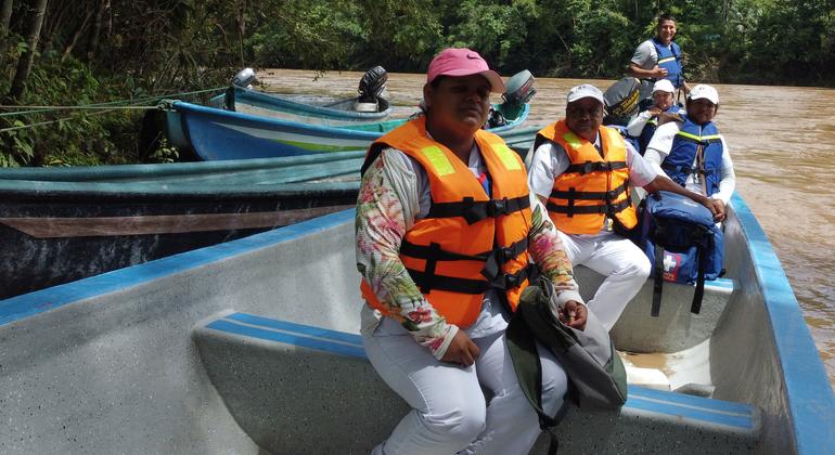 Un simple bote de madera clave para acercar las vacunas a lugares remotos de Colombia