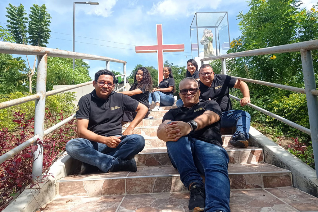 Basadas en la convicción de que la comunicación ayuda a sanar heridas históricas, una serie de emisoras de radio llevan esperanza por todo el país latinoamericano a través de historias de reconciliación, paz y cultura